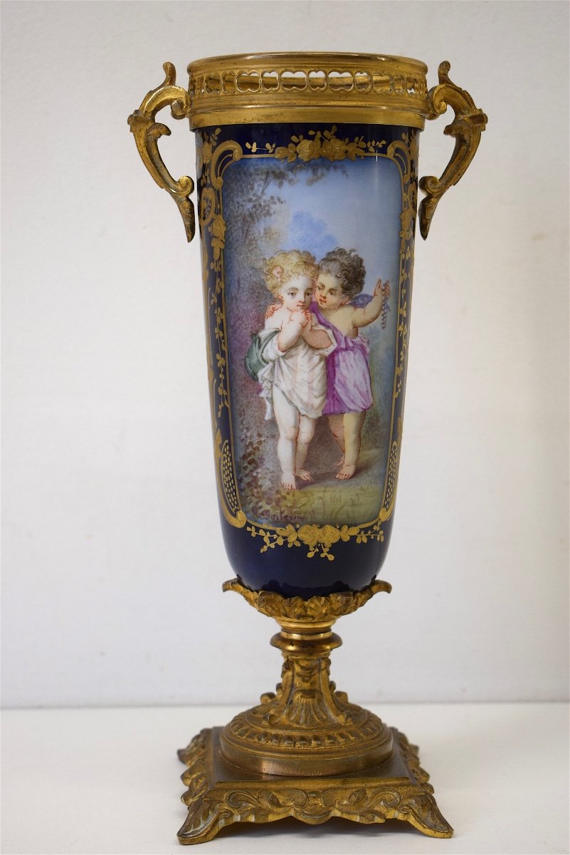 Vase en Porcelaine et Bronze &eacute;poque XIX &egrave;me Style S&egrave;vres D&eacute;cor Romantique  Sign&eacute; POITEVIN Ref268