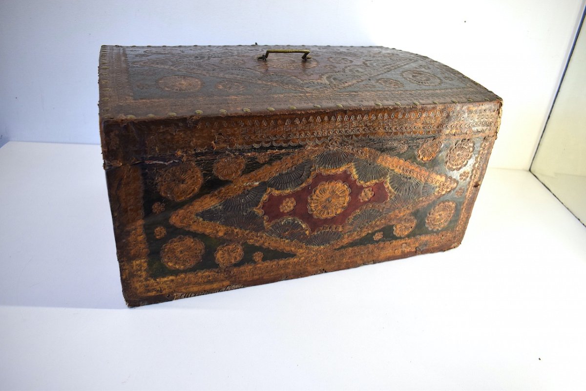* Large Box In Wood And Polychrome Embossed Leather XVIIth XVIIIth Ref 371-photo-1