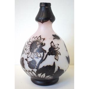 Trutié De Varreux Dit Devez  Vase En  Verre  Art Nouveau Décor De Fleurs Et Papillon Ref532