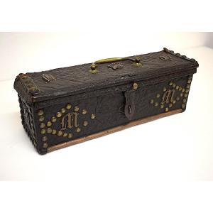 Louis XIV Box In Wood, Leather, Brass And Bronze With Count's Crown And Monogram Ref1188