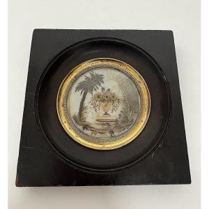 Miniature travail de cheveux figurant une urne fleurie sous un palmier Ref1170 