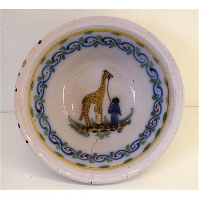 Grand Plat Creux Saladier D&eacute;cor &agrave; La Girafe &#039;&#039; Zarafa &#039;&#039; Fa&iuml;ence Auxerre ou Nevers XIX &egrave;me Charles X  REF167