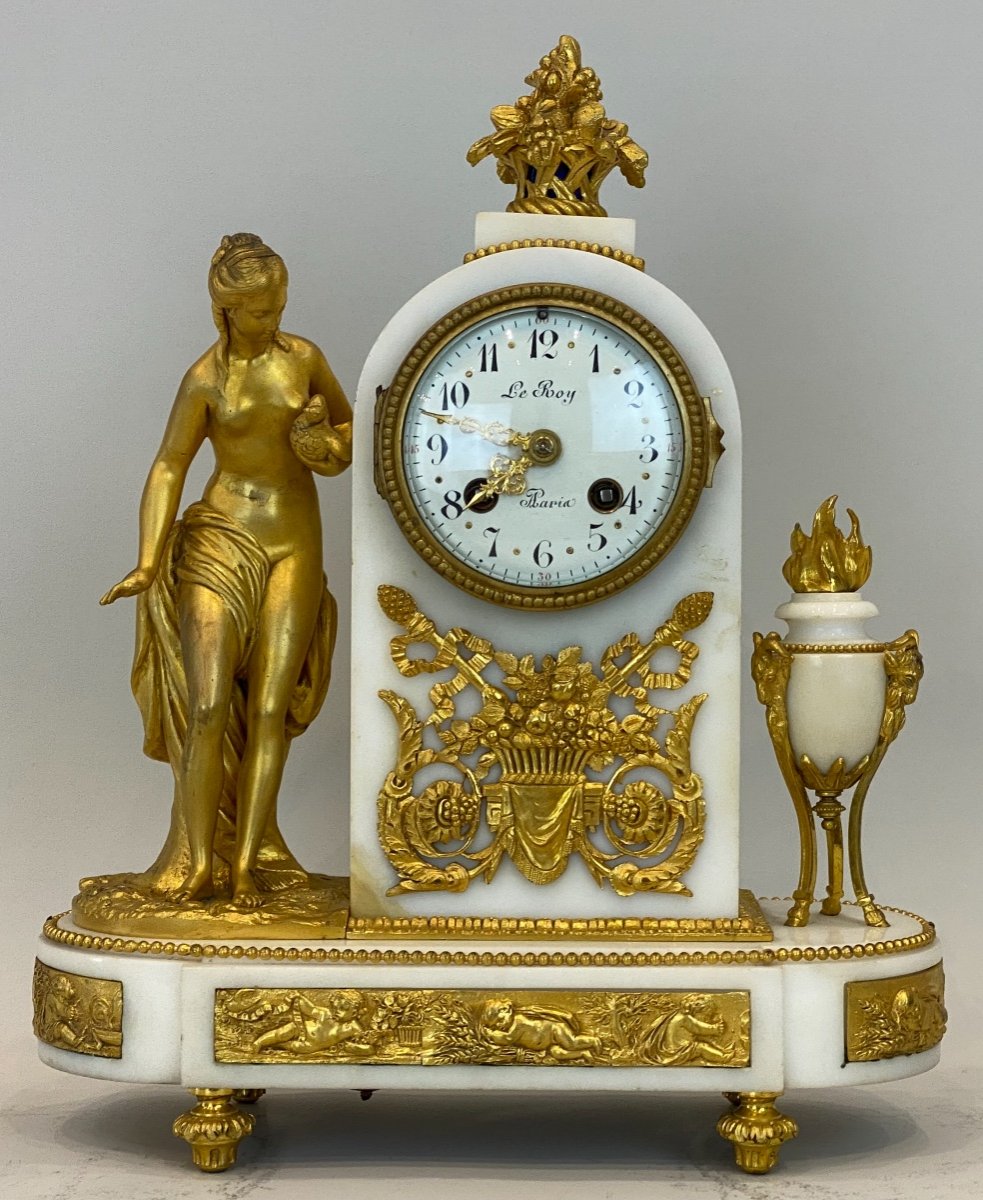 Pendule En Marbre Blanc De Carrare Et Bronze Doré, Circa 1889