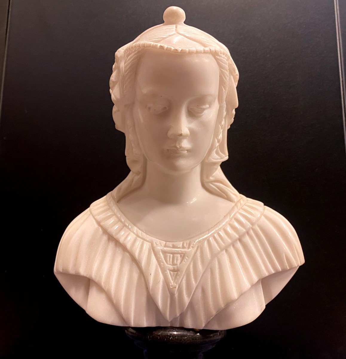 Buste En Marbre De Carrare Finement Sculpté d'Une Jeune Femme à l'Antique Sur Socle En Marbre Noire 19 Ième-photo-2