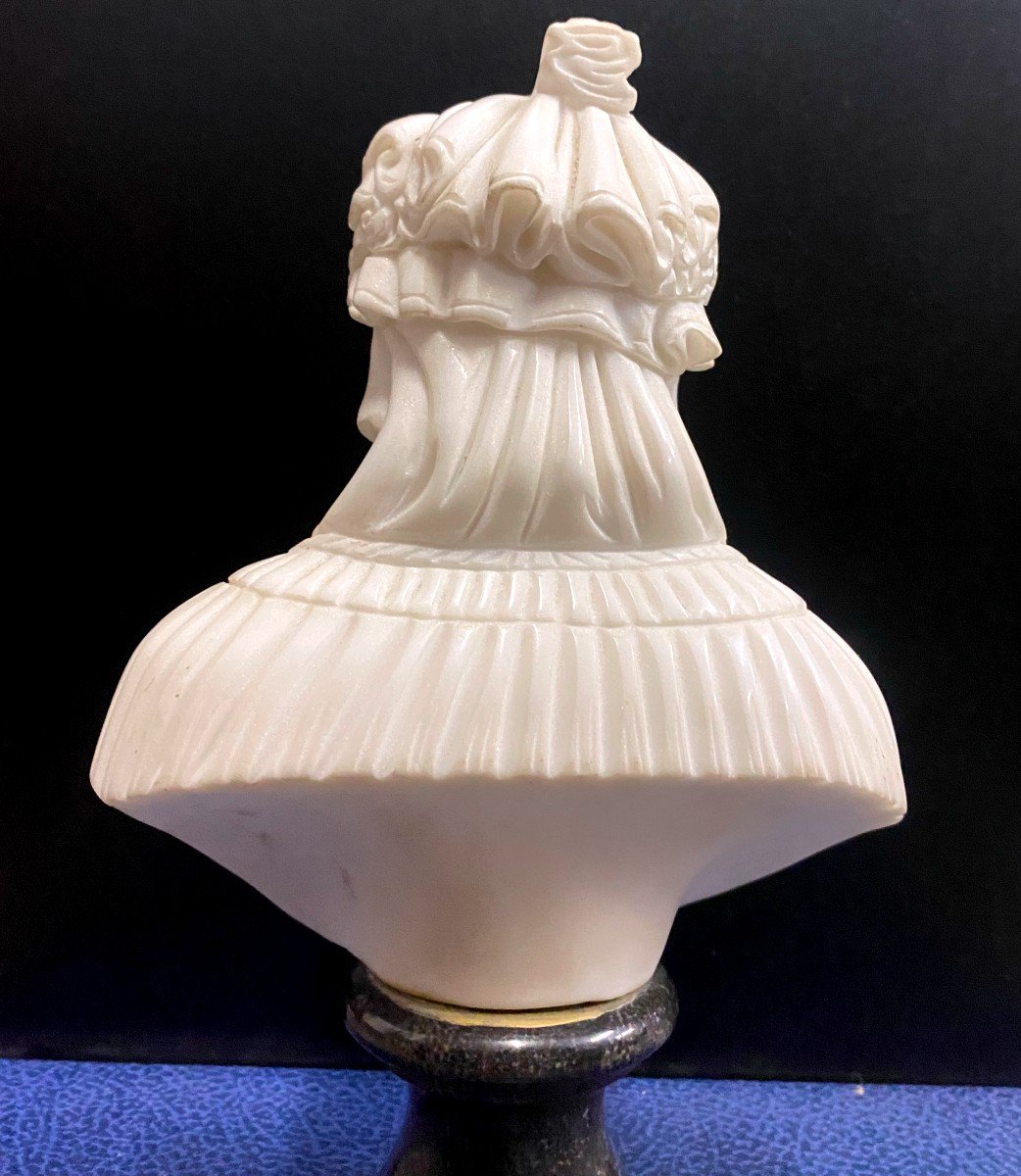 Buste En Marbre De Carrare Finement Sculpté d'Une Jeune Femme à l'Antique Sur Socle En Marbre Noire 19 Ième-photo-4