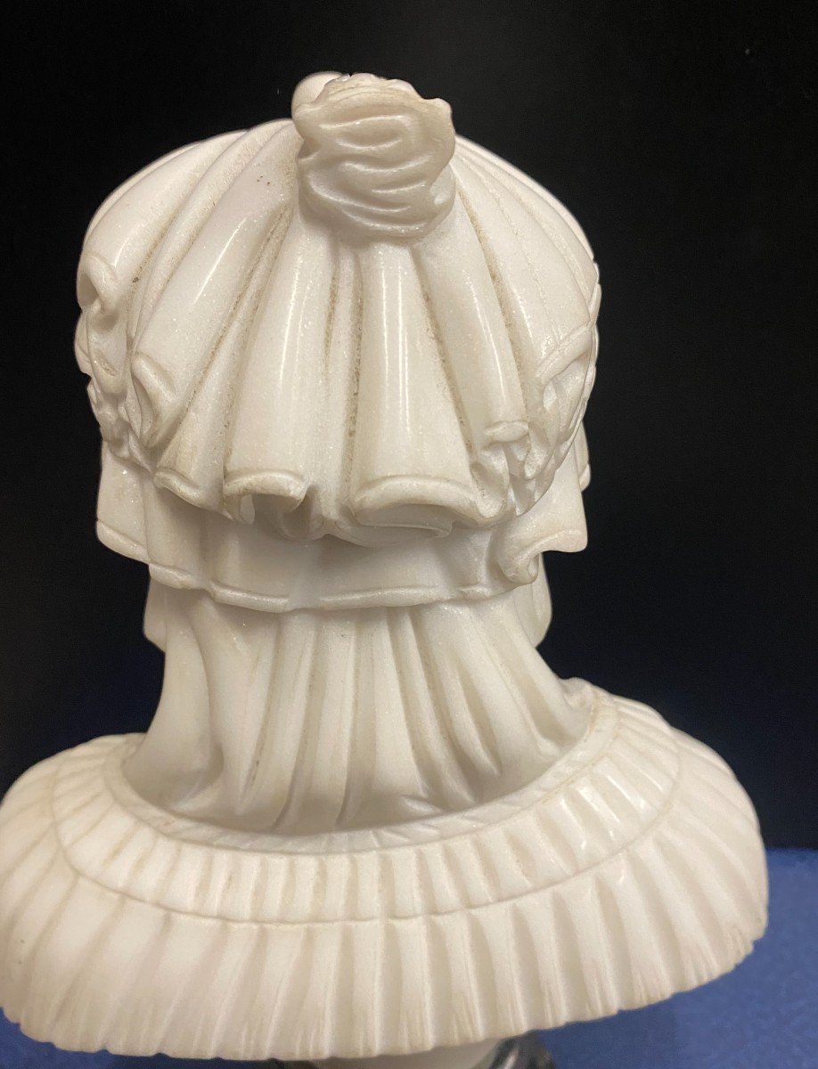 Buste En Marbre De Carrare Finement Sculpté d'Une Jeune Femme à l'Antique Sur Socle En Marbre Noire 19 Ième-photo-3