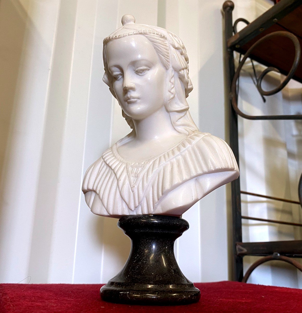 Buste En Marbre De Carrare Finement Sculpté d'Une Jeune Femme à l'Antique Sur Socle En Marbre Noire 19 Ième-photo-6