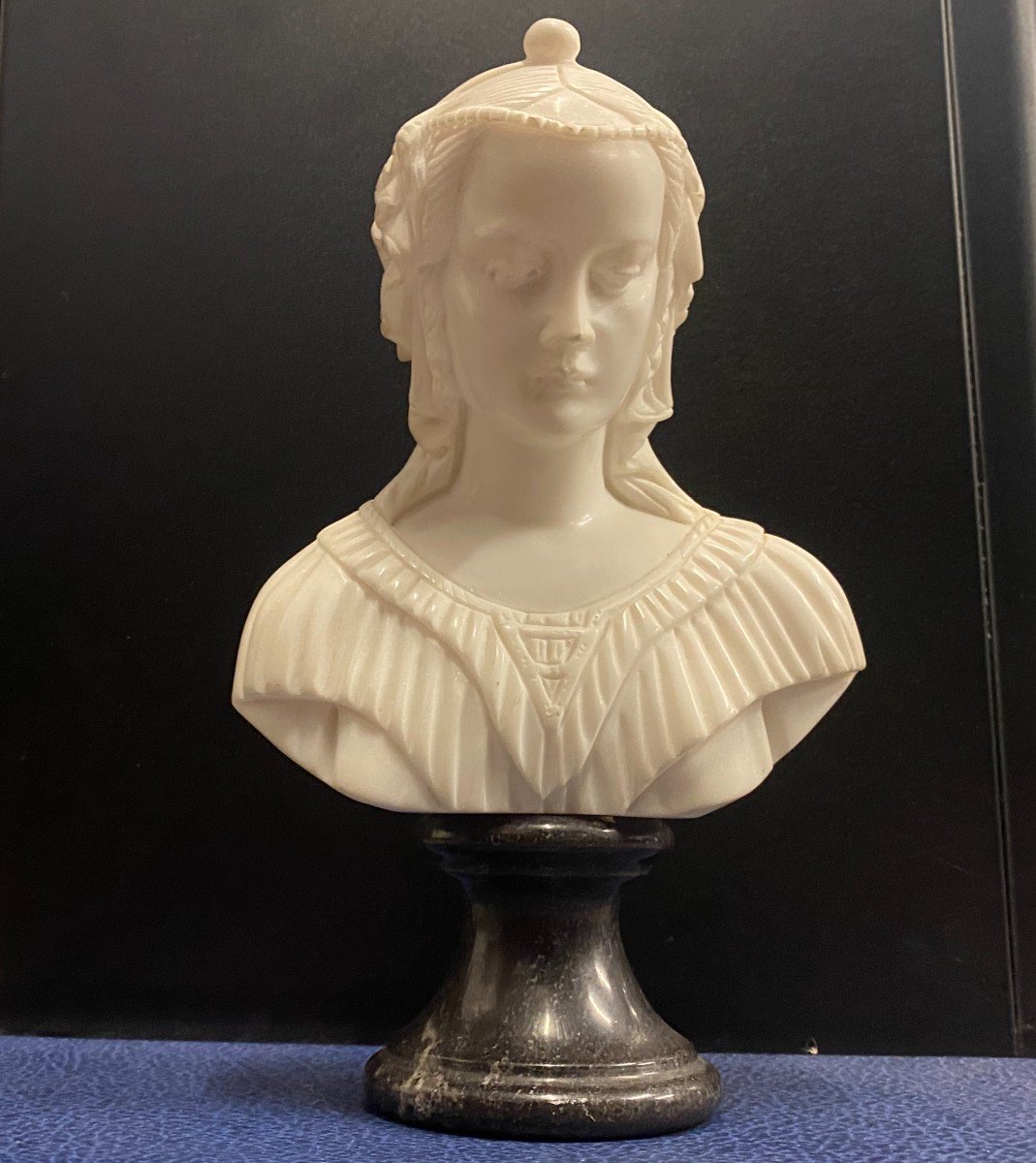 Buste En Marbre De Carrare Finement Sculpté d'Une Jeune Femme à l'Antique Sur Socle En Marbre Noire 19 Ième