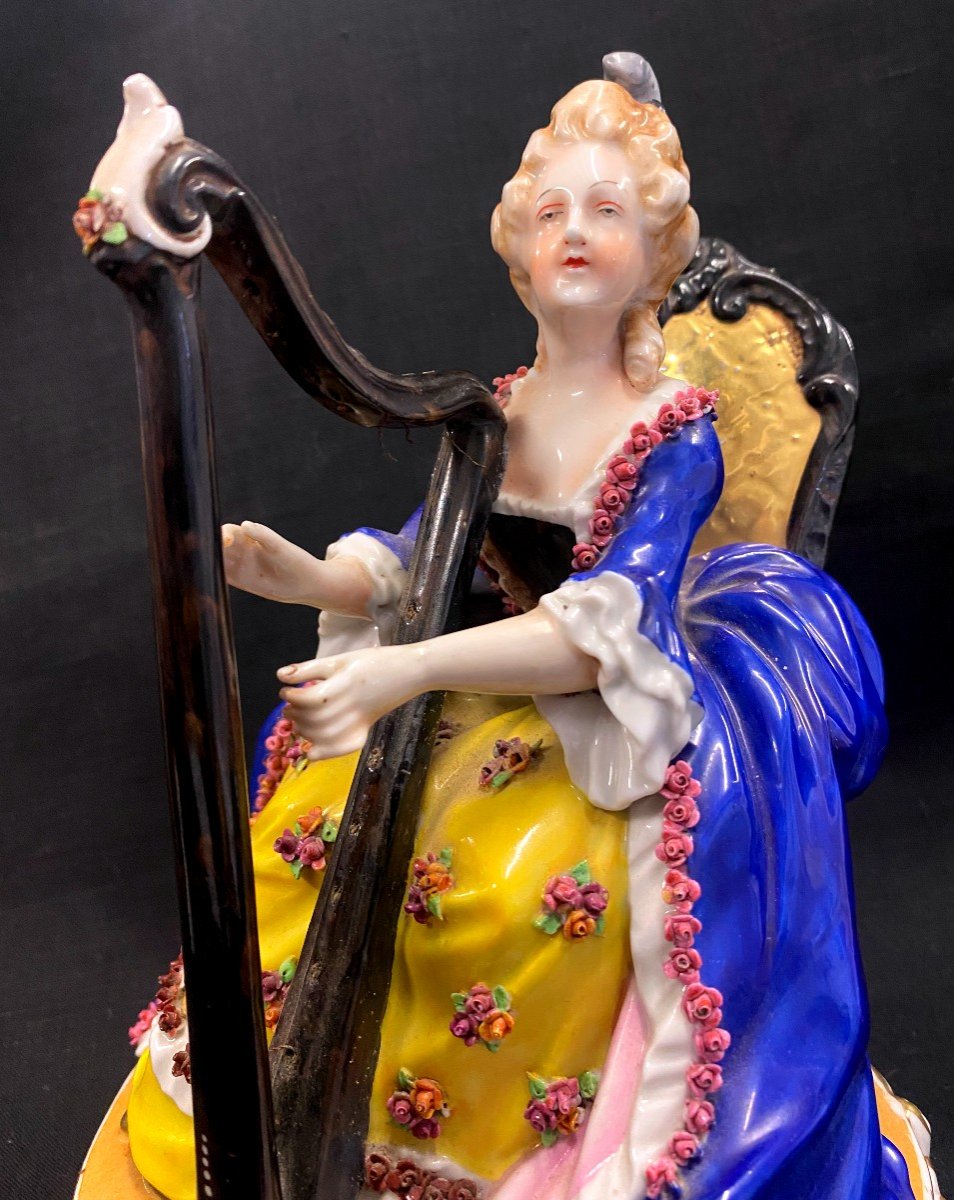 Marquise Jouant De la Harpe - Sujet En Porcelaine Allemande 19 Ième 