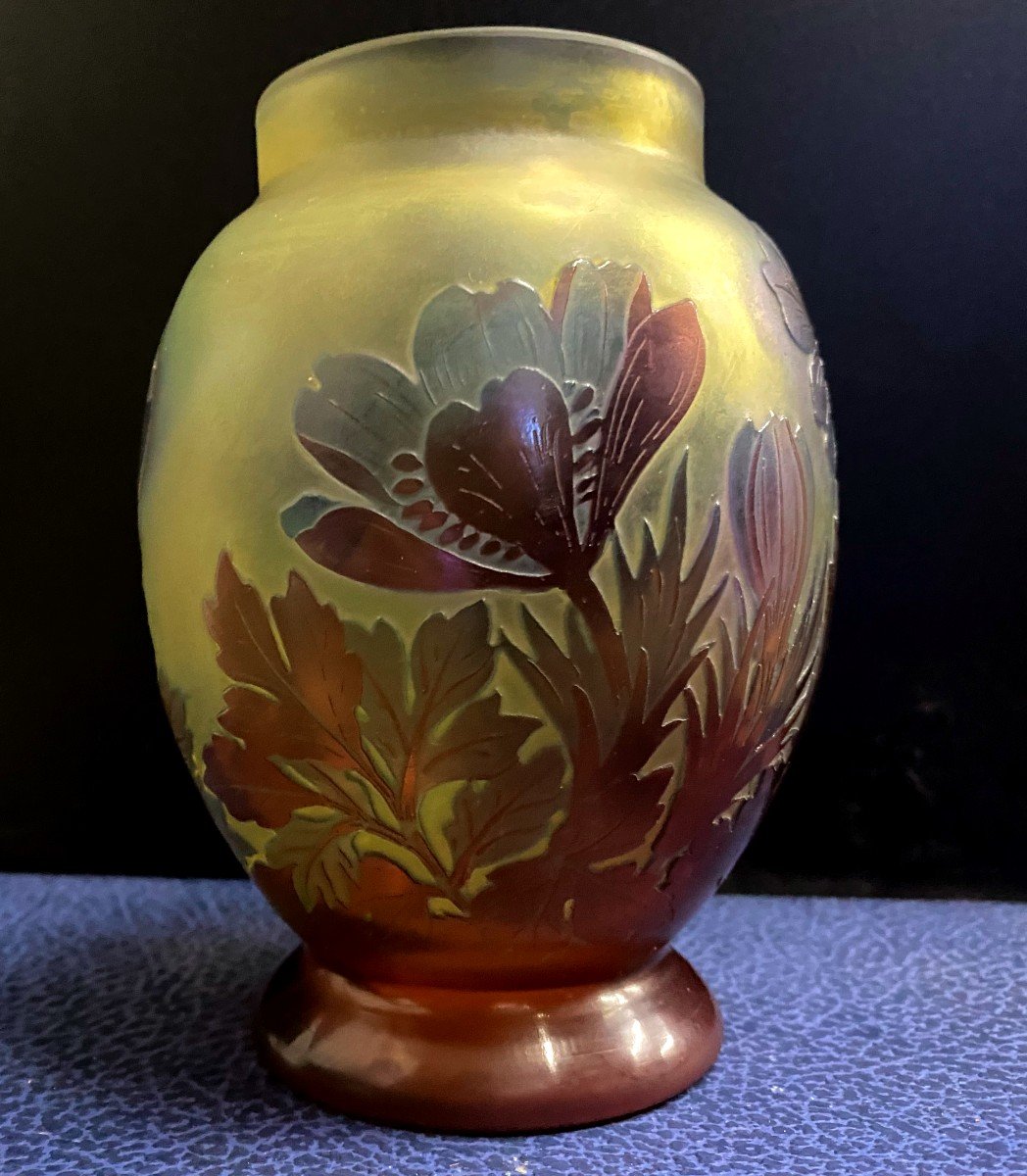 E. Gallé - Vase En Verre Multicouche Dégagé à l'Acide à Décor De Crocus - XX Ième - 
