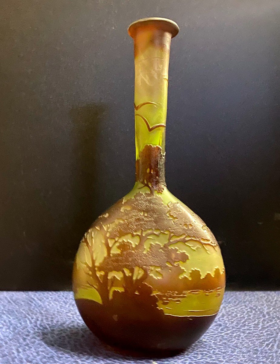 Gallé ( 1909 - 1936)- Vase En Verre Multicouche Dégagé à l'Acide à Décor De Paysage Lacustre