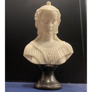 Buste En Marbre De Carrare Finement Sculpté d'Une Jeune Femme à l'Antique Sur Socle En Marbre Noire 19 Ième