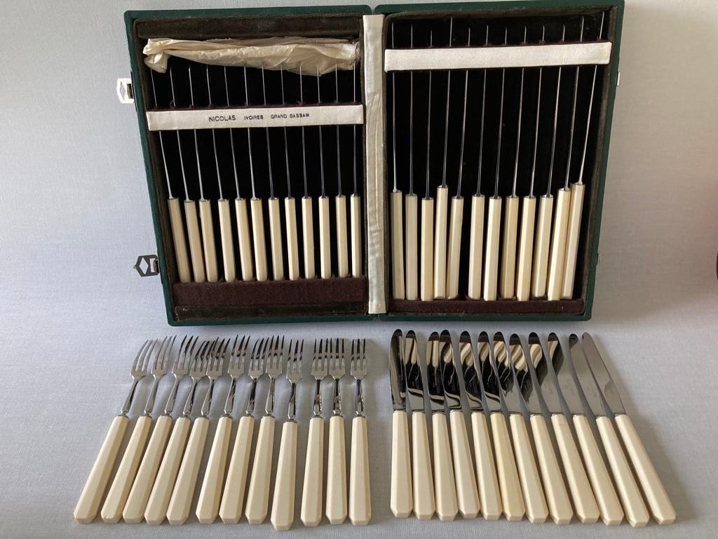 Service Dessert Forks And Art Deco Knives