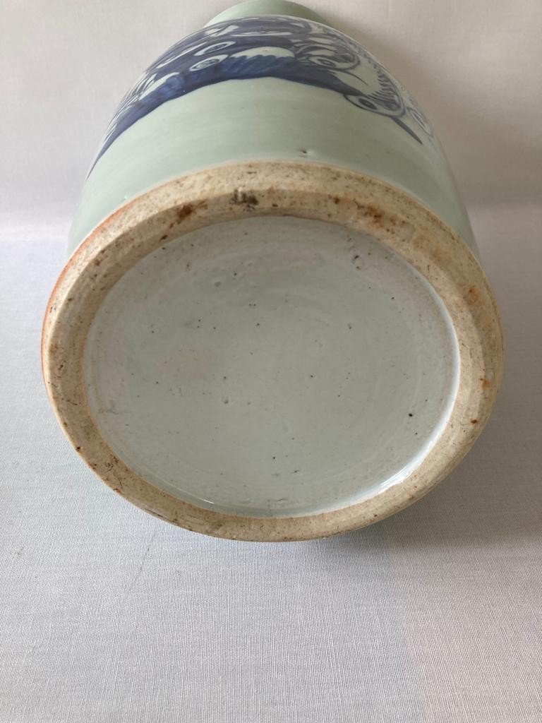 Chine Vase Porcelaine Blanc Bleu Sur Fond Céladon-photo-1