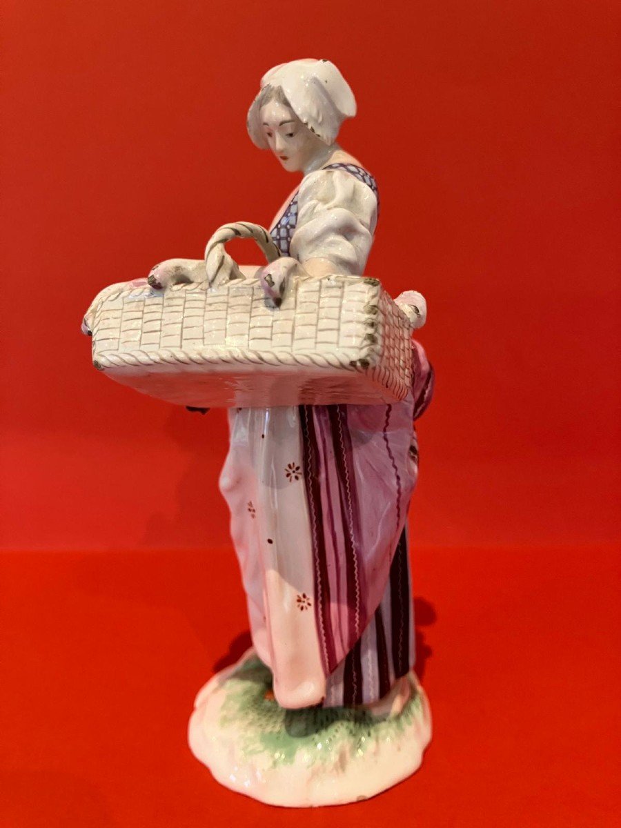 Statuette En Faïence De Niderviller Représentant Une Marchande De Volailles XVIIIe Siècle-photo-2