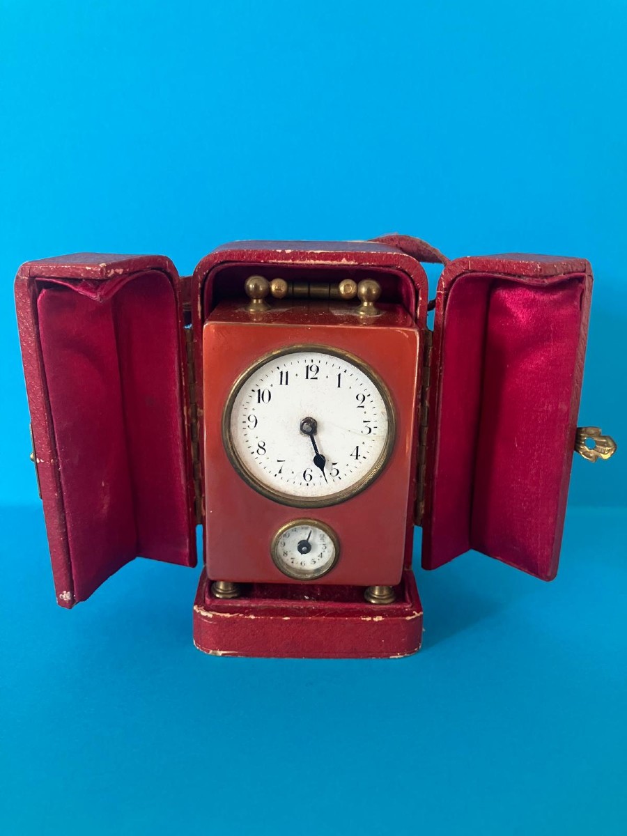Pendulette de voyage dans son étui 