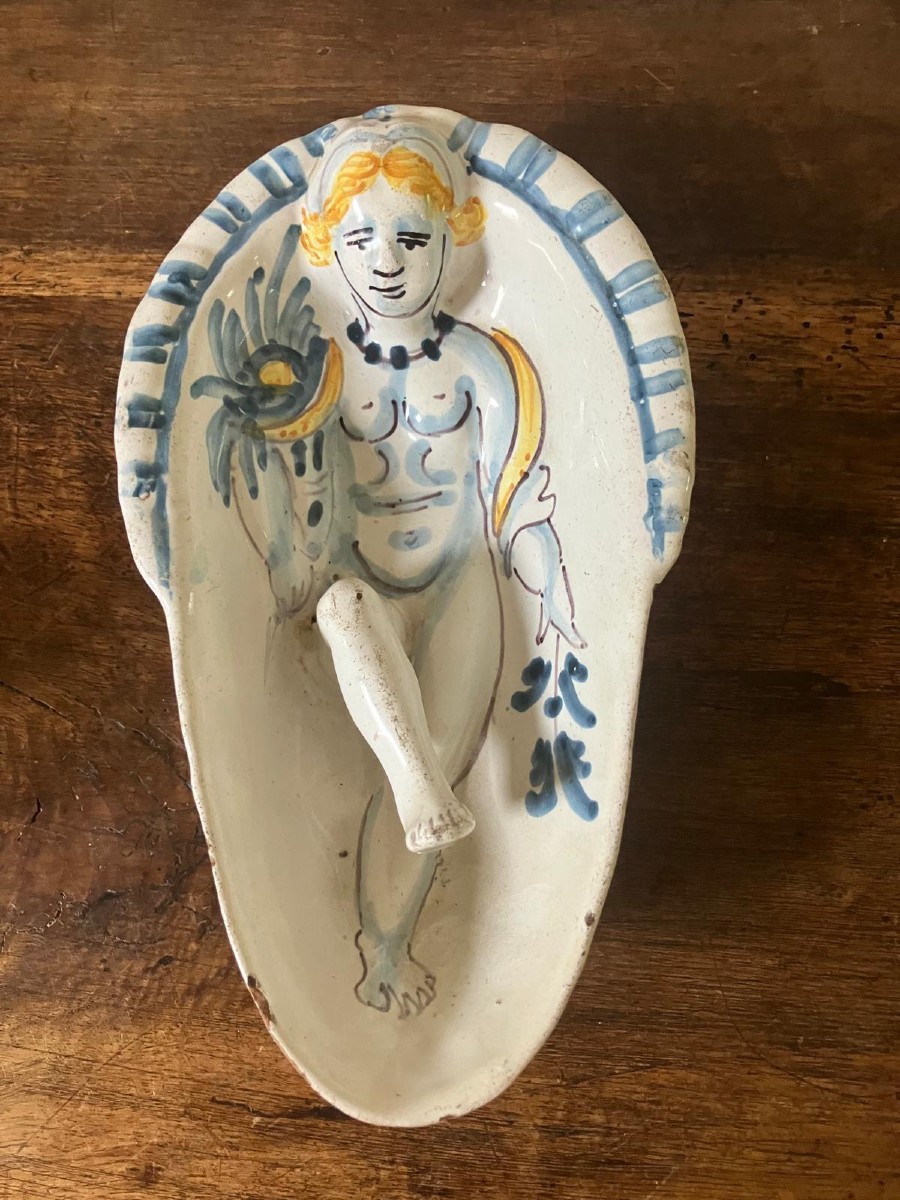 Curieuse saucière XVIIIe Delft ou Nevers 