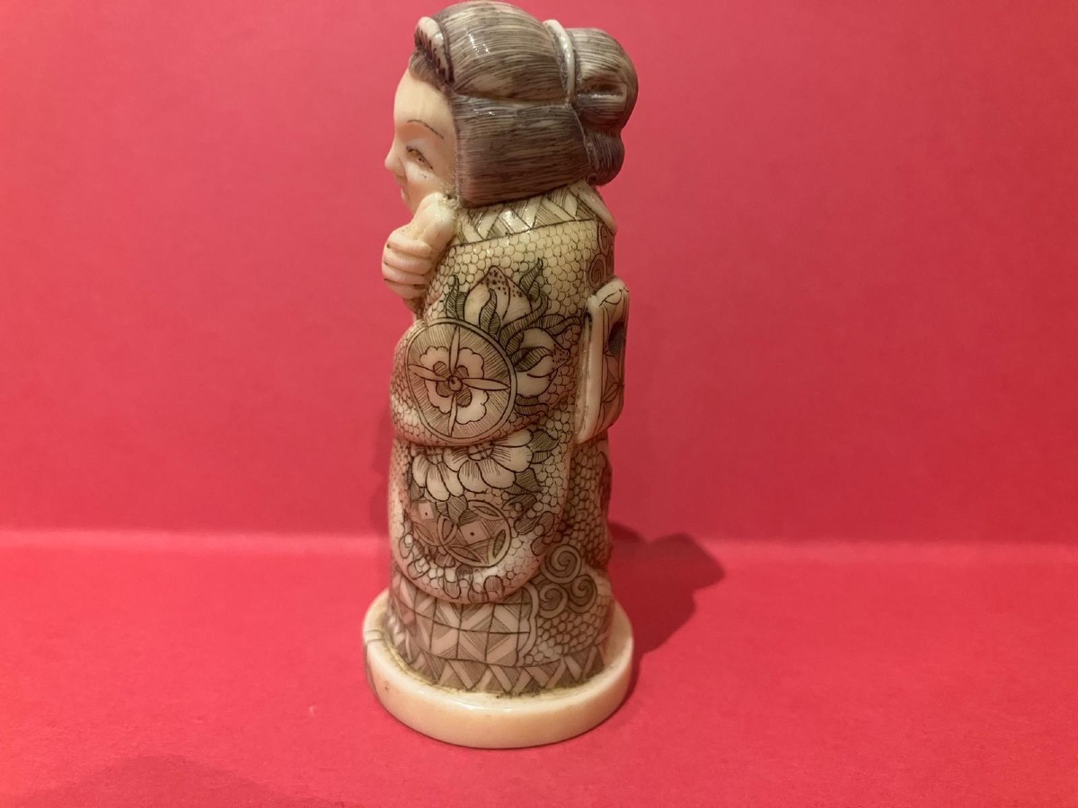 Netsuke Young Woman In Traditional Costume -photo-2