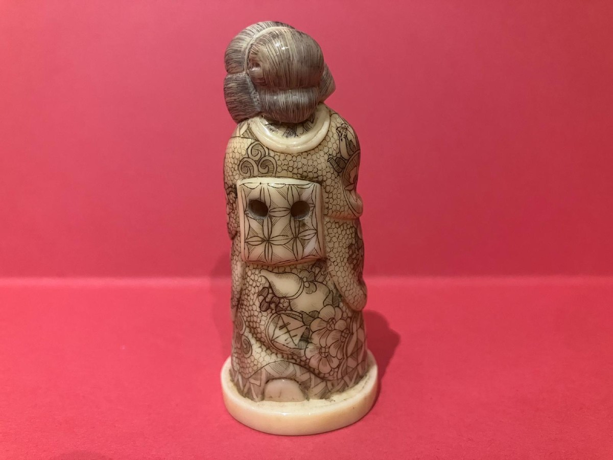 Netsuke Young Woman In Traditional Costume -photo-3