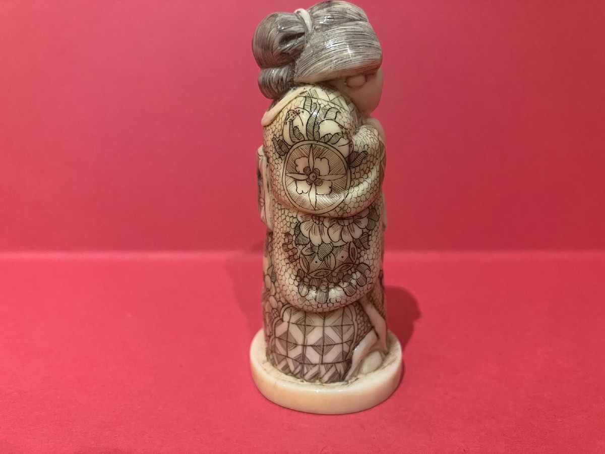 Netsuke Young Woman In Traditional Costume -photo-4