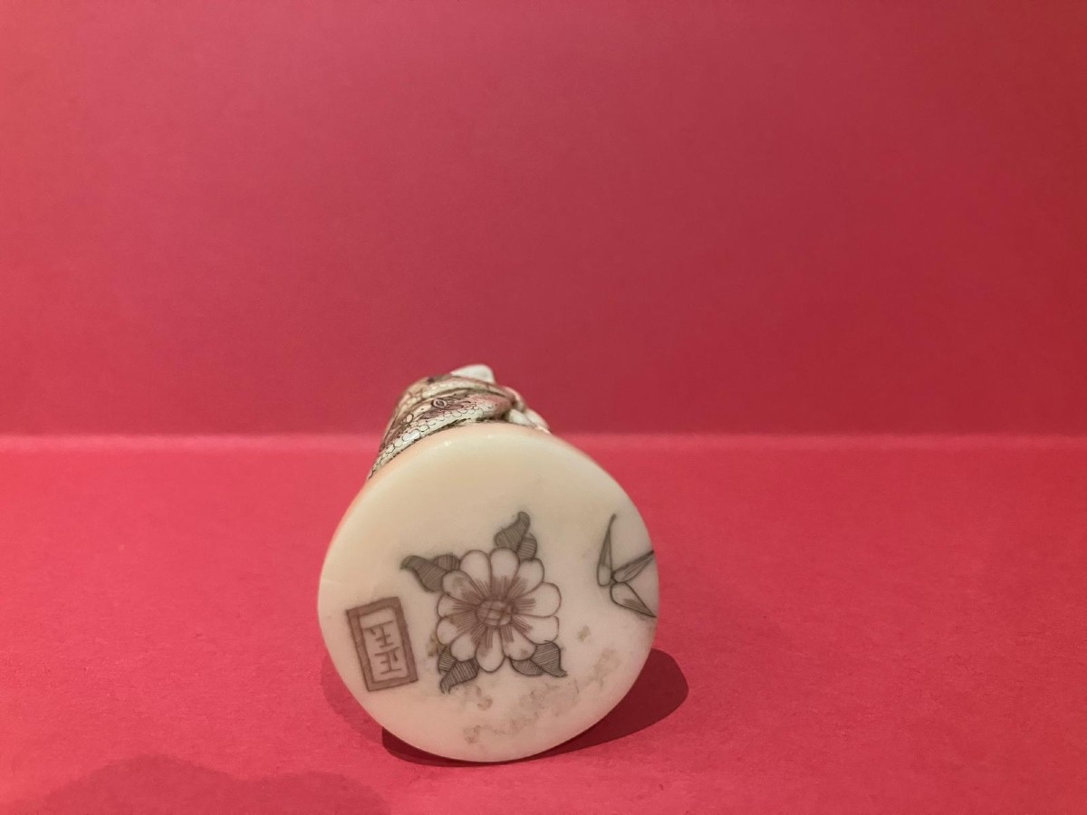 Netsuke Young Woman In Traditional Costume -photo-1