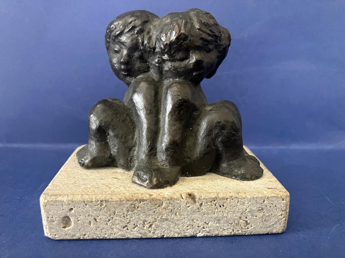 Statuette deux enfants dos à dos 