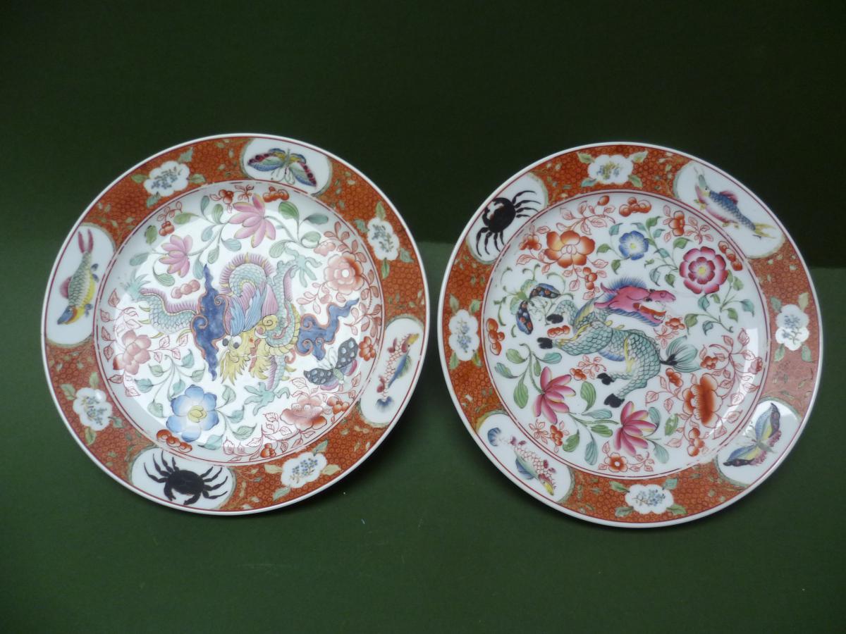 Deux plats en porcelaine de Bayeux à décor Chinois