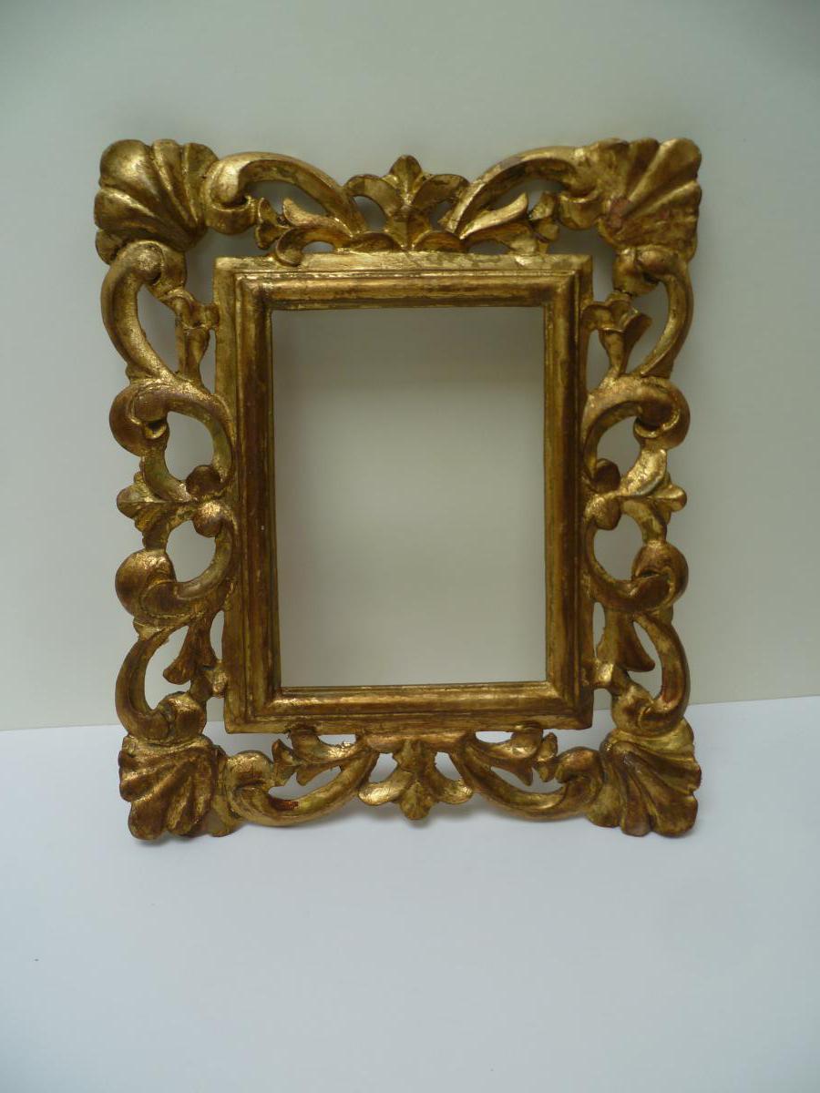Cadre doré en bois sculpté