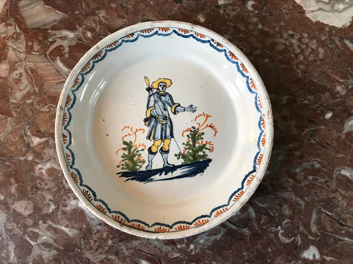 Assiette En Faïence De Nevers, XVIIIe Siècle