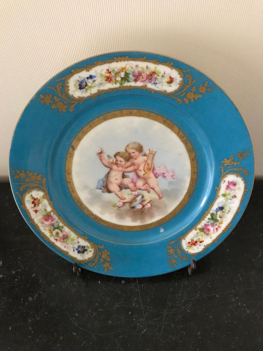 Sèvres - Assiette en porcelaine à fond bleu céleste