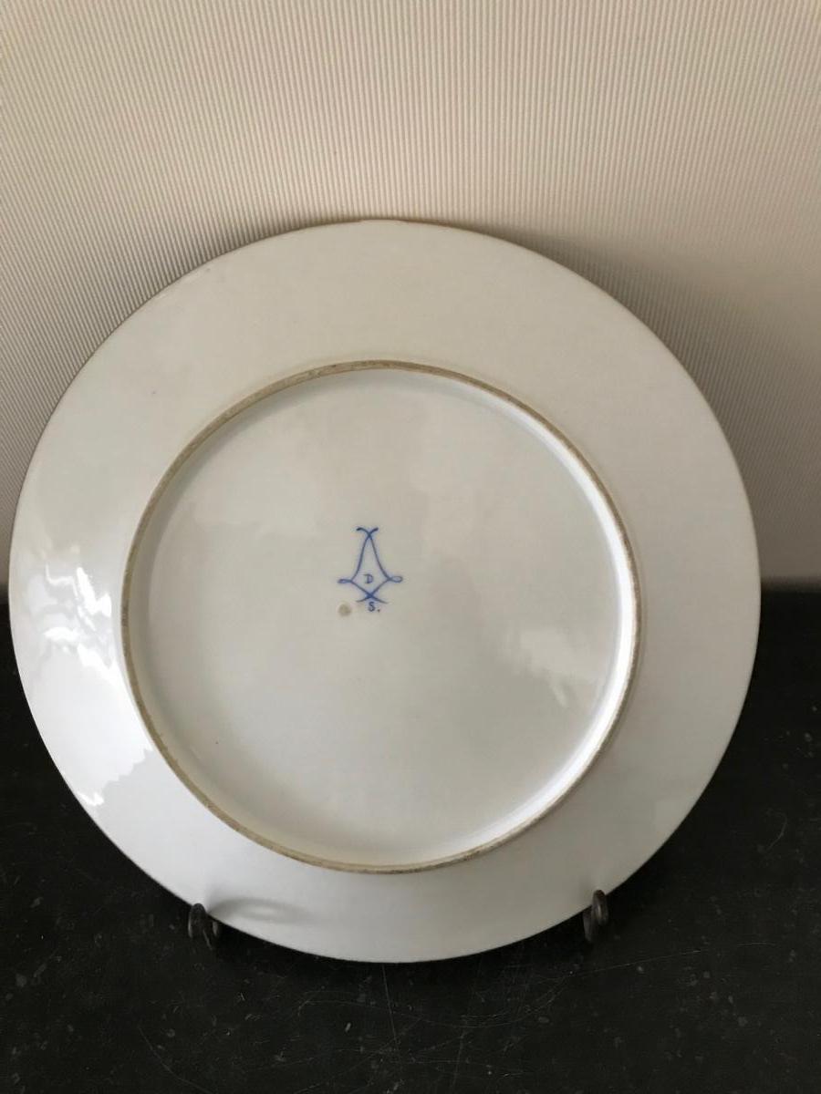 Sèvres - Assiette en porcelaine à fond bleu céleste-photo-3
