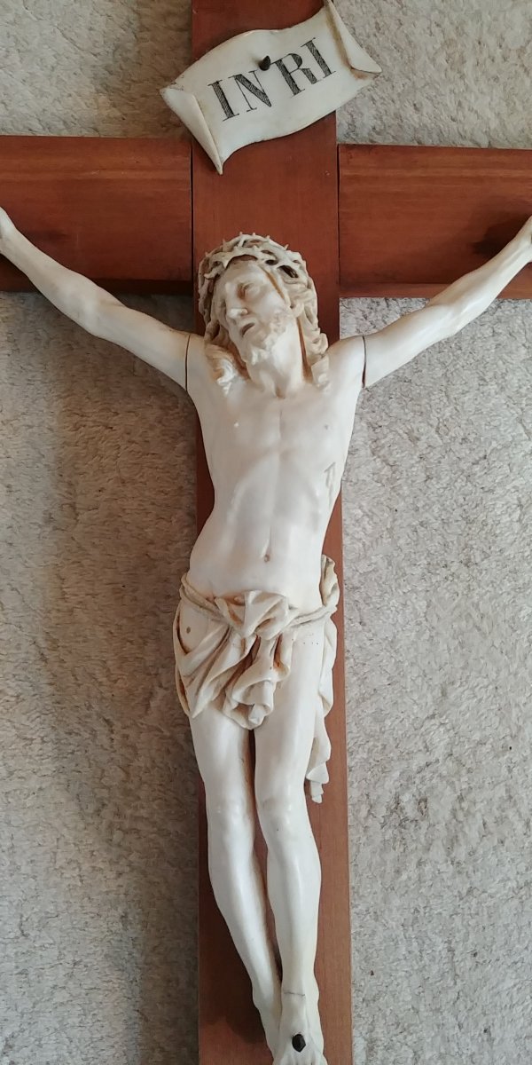 Large Christ In Ivory-photo-2