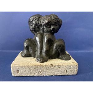 Statuette deux enfants dos à dos