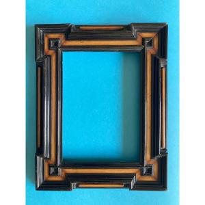 Frame With Recesses In The Angles