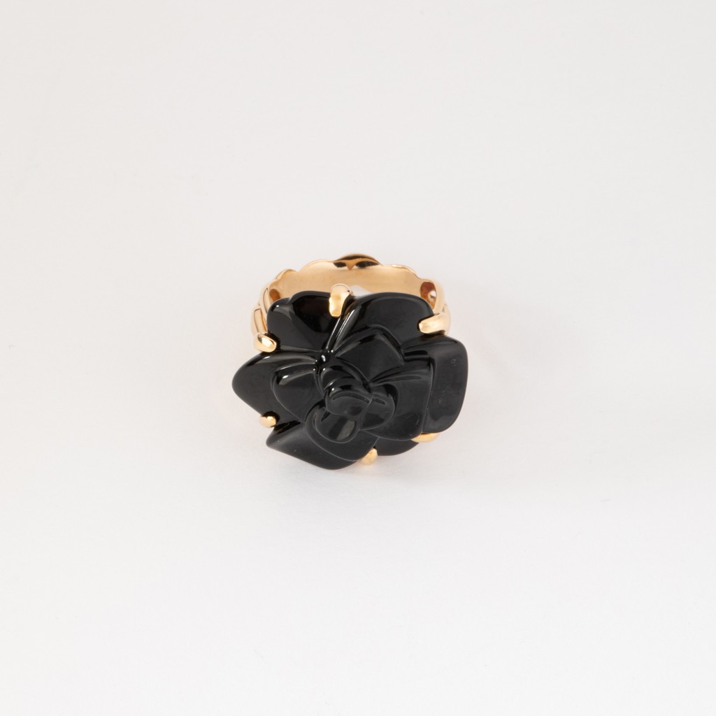 Bague Camelia or jaune de la maison Chanel
