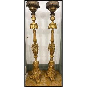 Paire de porte torchères en bois doré 