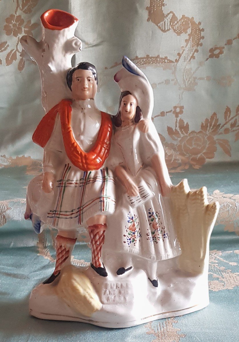 Statuette XIX S En Faience Polychrome Du Staffordshire Couple En Costume Ecossais