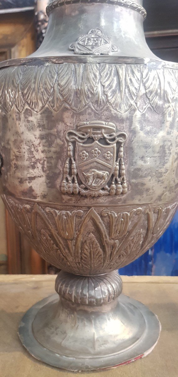Pied De Lampe Ancien  En Metal Repoussé Argenté Armoirie De Cardinal-photo-2