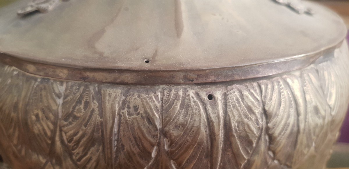Pied De Lampe Ancien  En Metal Repoussé Argenté Armoirie De Cardinal-photo-1
