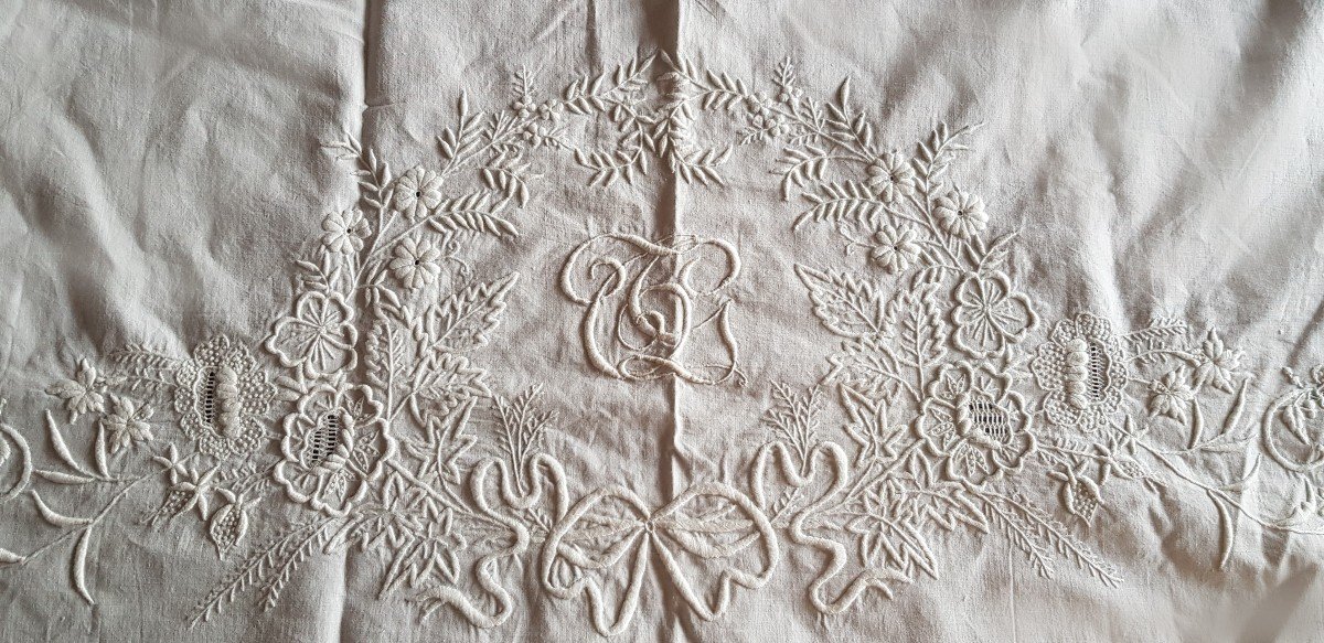  Couvre Taie En Lin Richement Brodé Fleurs Et Monogramme Cm 110x80