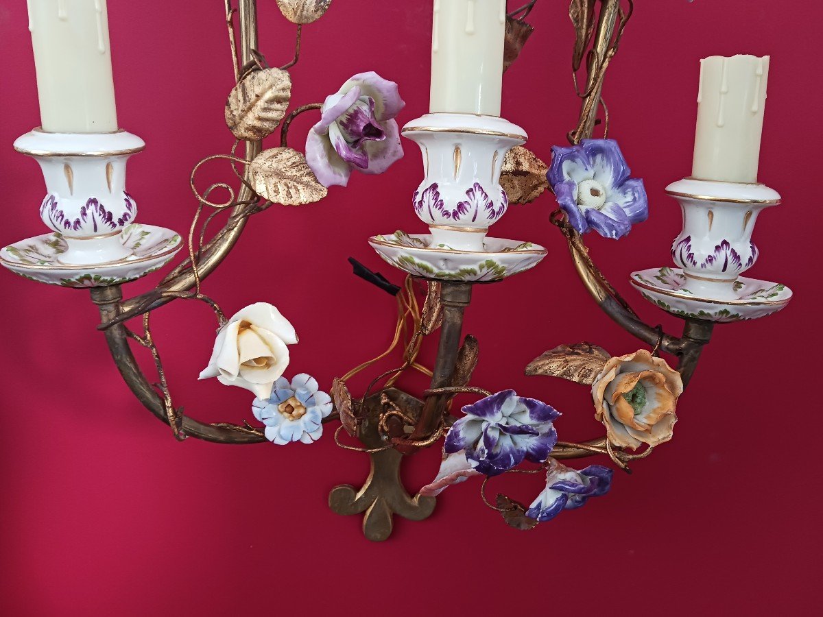 Paire d'Appliques Anciennes En  Metal doré Avec Fleurs De Porcelaine-photo-3