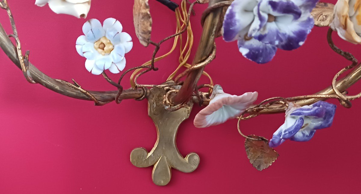 Paire d'Appliques Anciennes En  Metal doré Avec Fleurs De Porcelaine-photo-1