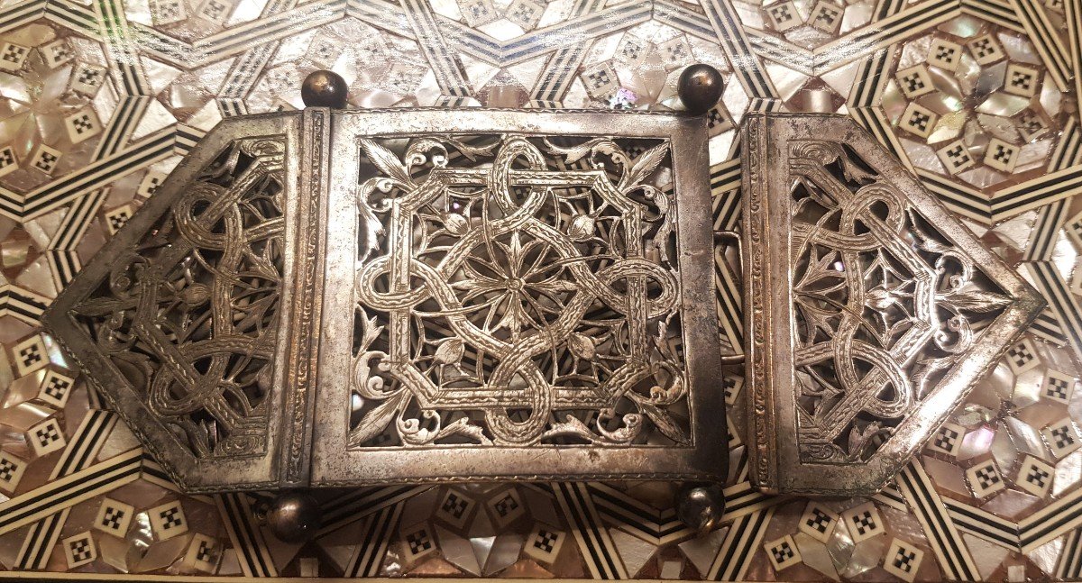 Old Belt Buckle In Silver Metal