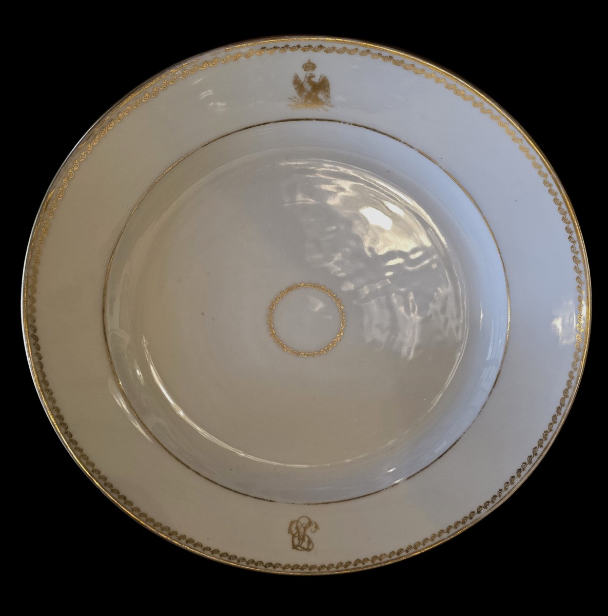 Ancienne assiette en porcelaine ronde monogramme et couronne princière