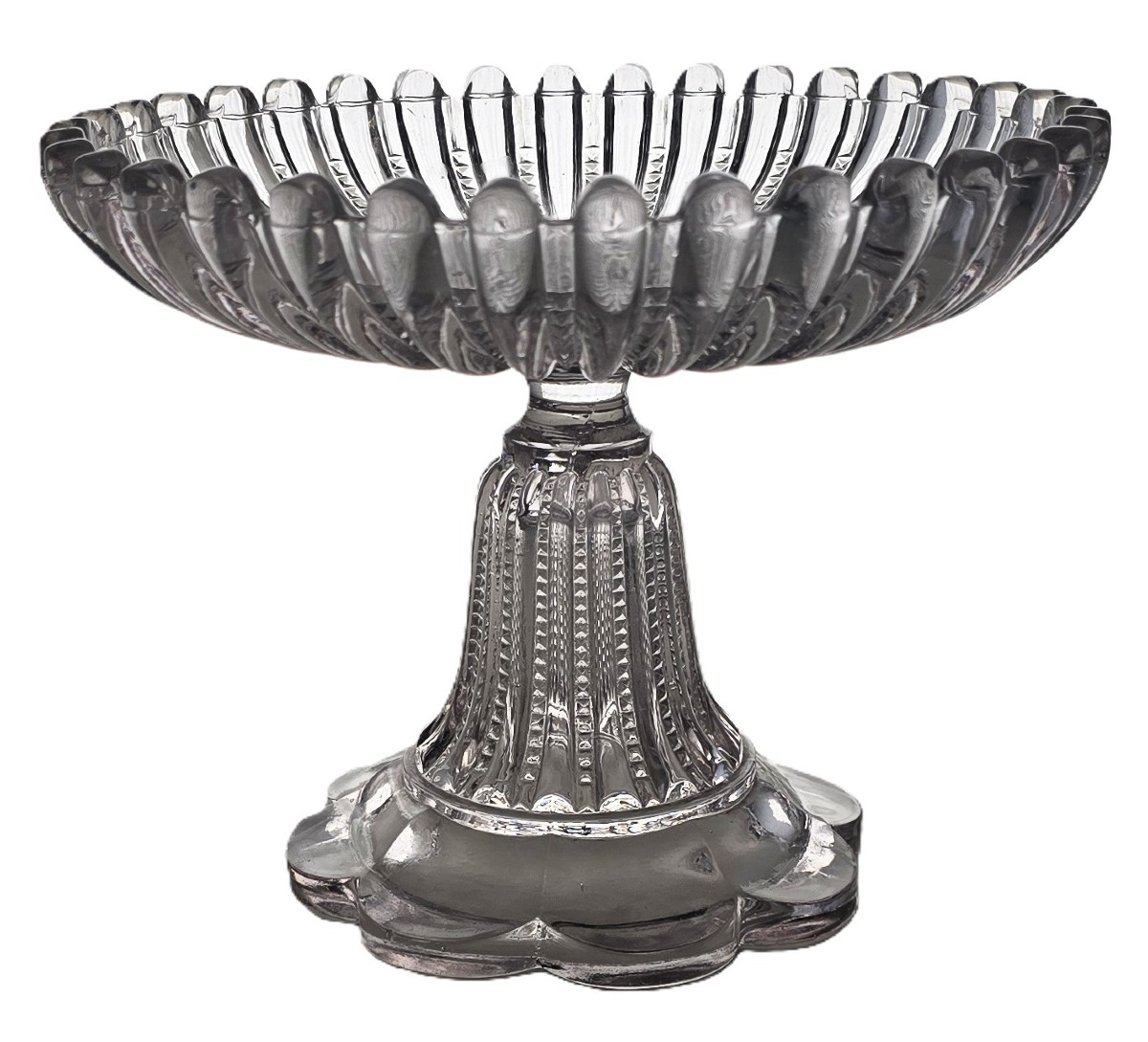 ancienne coupe sur pied en verre  moulé Baccarat diamètre 20 cm