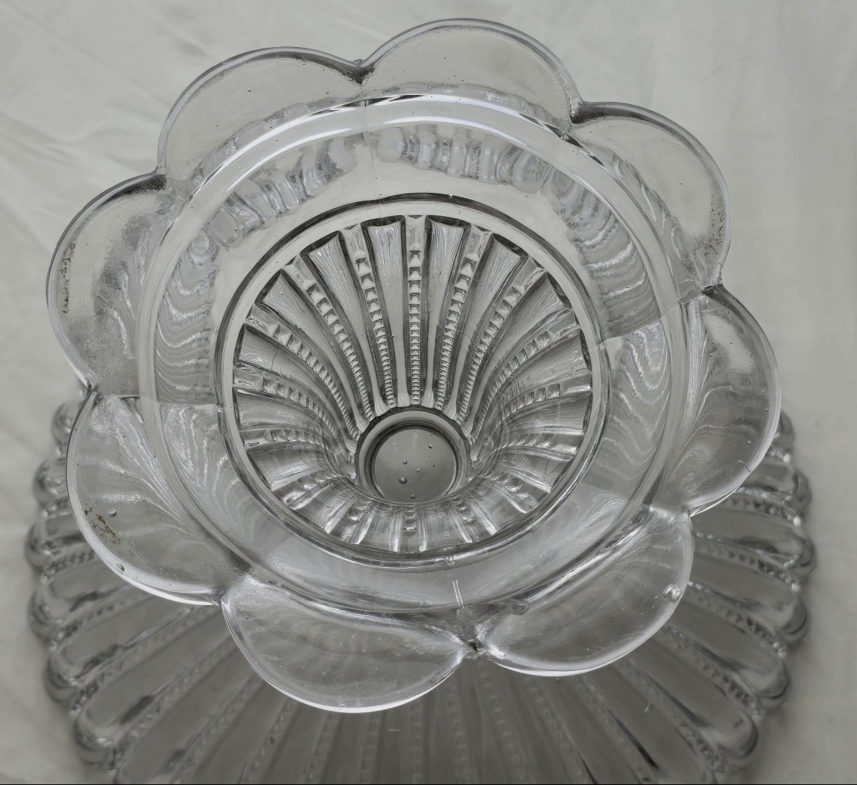 ancienne coupe sur pied verre moulé Baccarat 24 cm diamètre-photo-1