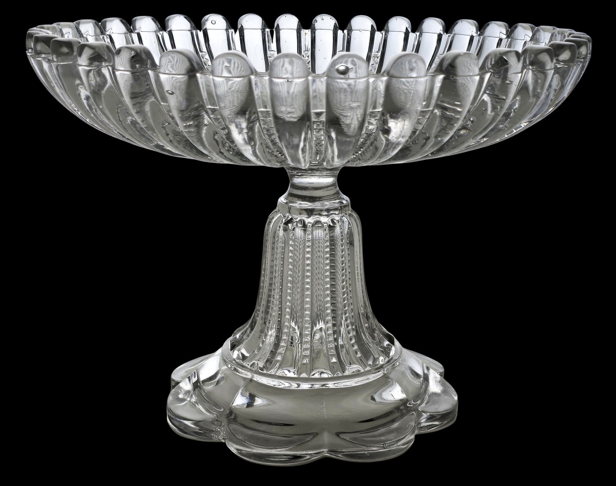 ancienne coupe sur pied verre moulé Baccarat 24 cm diamètre