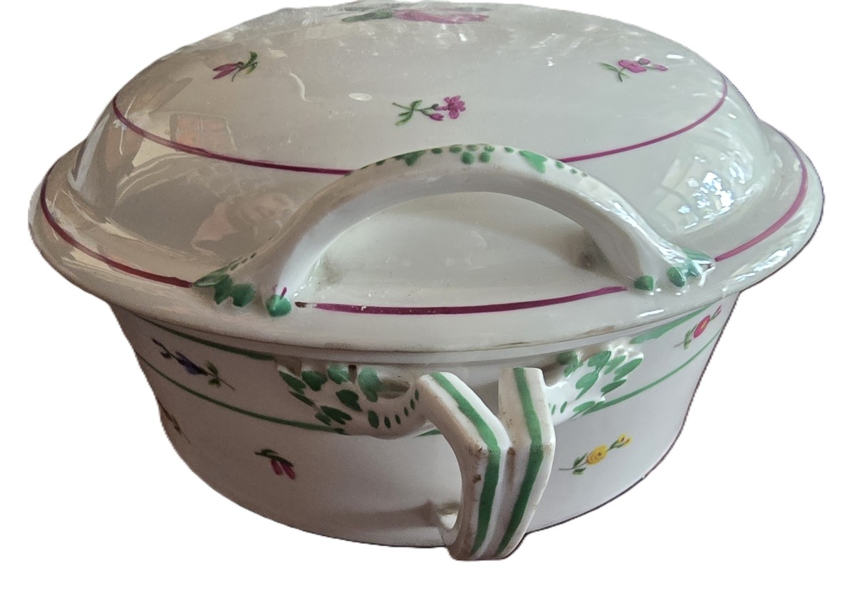 Covered Tureen And Pair Of Antique Viennese Porcelain Plates From The Late 18th Century-photo-3