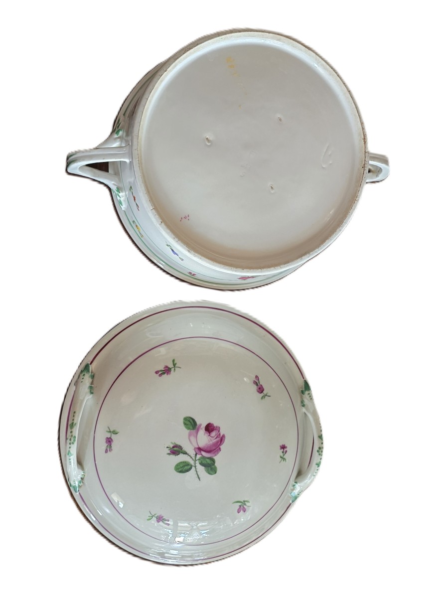 Covered Tureen And Pair Of Antique Viennese Porcelain Plates From The Late 18th Century-photo-2