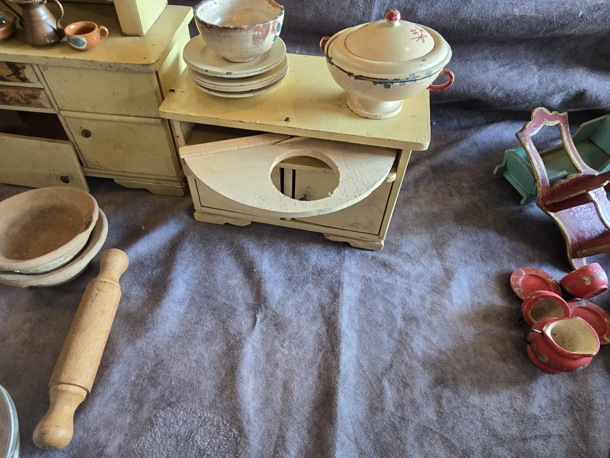  jouet d'enfant ancien meubles et vaisselle d'une cuisine italienne d'après guerre -photo-1